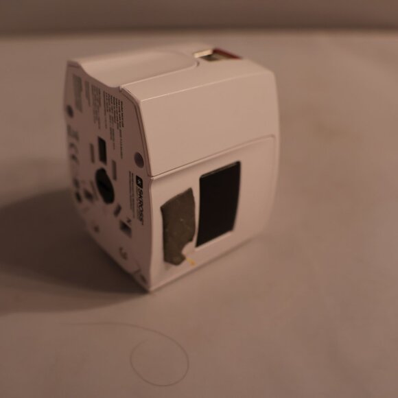 SKROSS Universal Adapter for Travel – Retail $33 - Picture 5 of 6